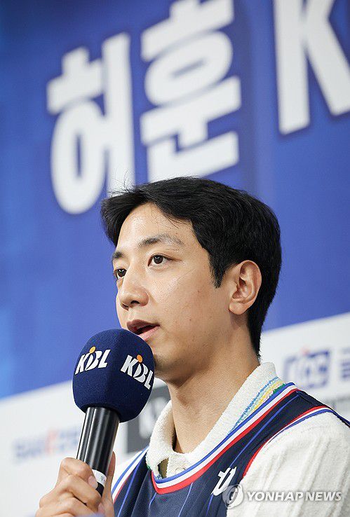 입단 소감 밝히는 허훈(서울=연합뉴스) 김도훈 기자 = 부산 KCC 이지스로 이적한 허훈이 29일 서울 강남구 KBL센터에서 열린 입단식에서 소감을 밝히고 있다. 2025.5.29 superdoo82@yna.co.kr