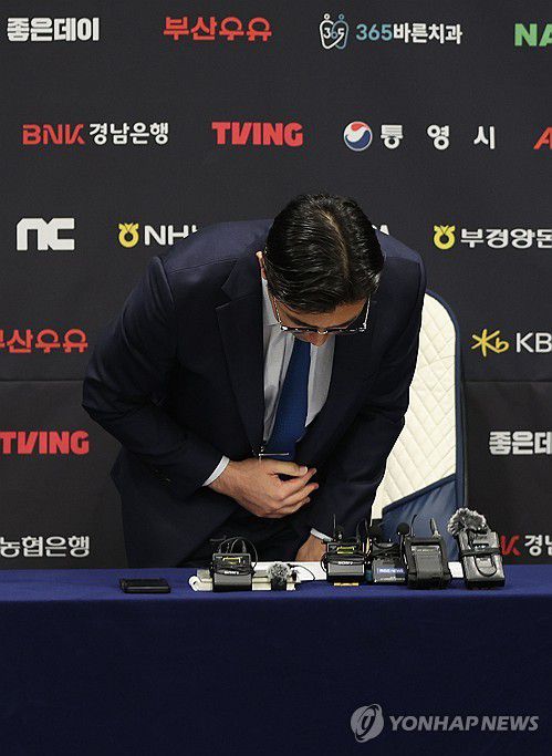 NC다이노스 이진만 대표(창원=연합뉴스) 김동민 기자 = NC다이노스 이진만 대표가 30일 오후 경남 창원시 마산회원구 창원NC파크에서 브리핑에 앞서 인사하고 있다. 2025.5.30 image@yna.co.kr