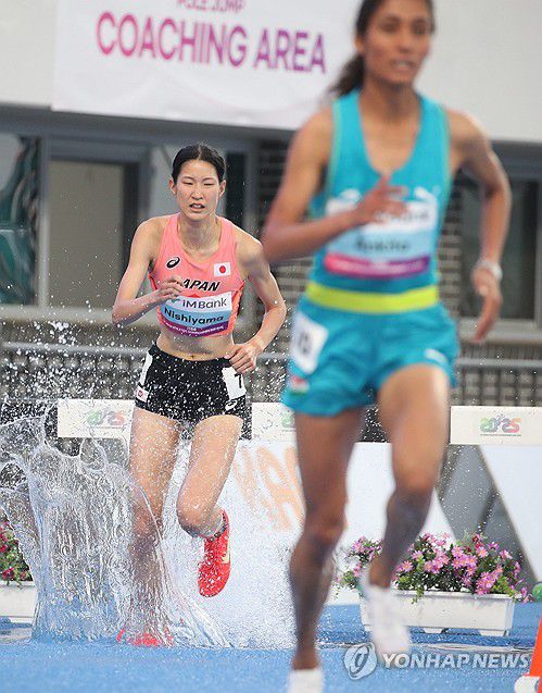 '더 빠르게'(구미=연합뉴스) 김현태 기자 = 30일 오후 경북 구미시민운동장에서 열린 '2025 구미 아시아육상선수권대회' 여자 3000m 장애물달리기 결선에서 니시야마 마나미(Nishiyama Manami·일본)가 전력질주하고 있다. 2025.5.30 mtkht@yna.co.kr