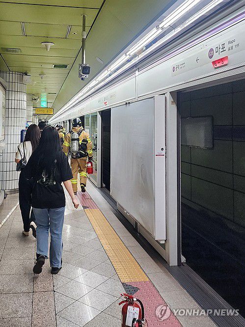 지하철 5호선 방화 추정 화재로 승객 대피(서울=연합뉴스) 31일 오전 8시 47분께 서울 지하철 5호선 여의나루역∼마포역 사이 지하철에서 방화 추정 화재가 발생해 승객들이 대피하고 있다.     서울교통공사는 여의도역∼애오개역 간 열차 운행을 중단했다고 밝혔다. 2025.5.31 [독자 제공. 재판매 및 DB 금지] photo@yna.co.kr