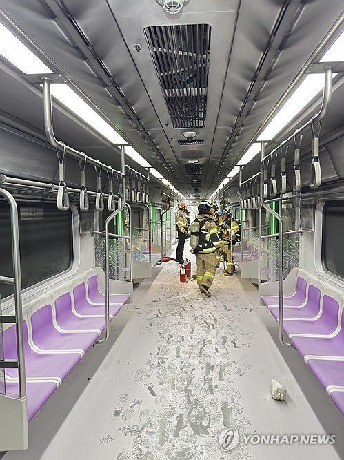 5호선 지하철 방화 화재, 객차 내부 모습(서울=연합뉴스) 지난달 31일 서울지하철 5호선 열차 안에서 방화로 인해 승객들이 지하 터널을 통해 대피하는 사건이 발생했다. 사진은 서울지하철 5호선 객차 내부의 모습. 2025.6.1 [영등포소방서 제공. 재판매 및 DB 금지] photo@yna.co.kr