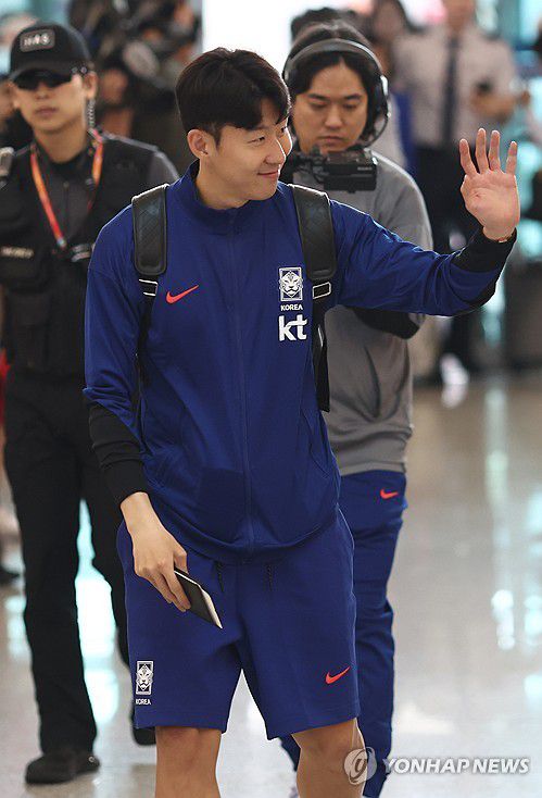 이라크로 출국하는 손흥민(영종도=연합뉴스) 윤동진 기자 = 대한민국 축구대표 손흥민이 2일 인천국제공항 제1터미널을 통해 이라크로 출국하고 있다. 축구대표팀은 이날 전세기를 타고 이라크로 이동, 6일 이라크를 상대로 2026 국제축구연맹(FIFA) 북중미 월드컵 아시아 3차 예선 B조 9차전을 치른다. 2025.6.2 mon@yna.co.kr