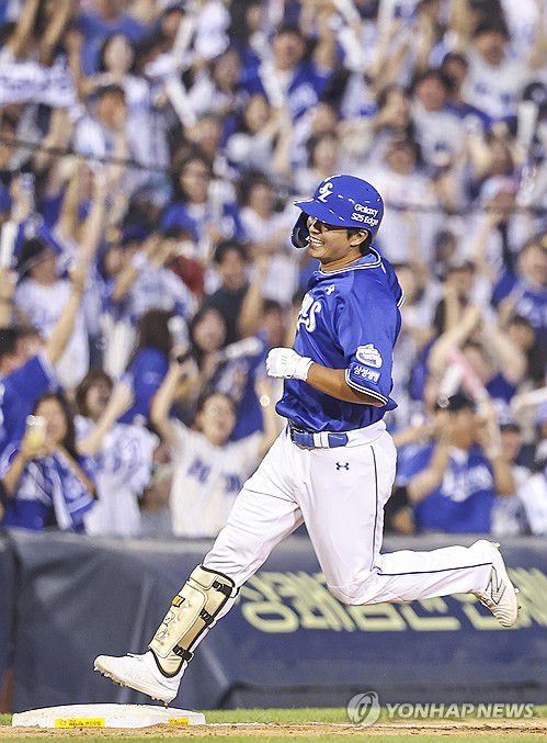삼성 김태훈 역전 2점 홈런에 환호(서울=연합뉴스) 황광모 기자 = 1일 서울 송파구 잠실야구장에서 열린 프로야구 2025 신한 SOL 뱅크 KBO리그 삼성라이온즈와 LG 트윈스의 경기.     삼성의 8회초 2사 주자 1루에서 대타로 출전한 김태훈이 역전 2점 홈런을 친 뒤 환호하고 있다. 2025.6.1 hkmpooh@yna.co.kr