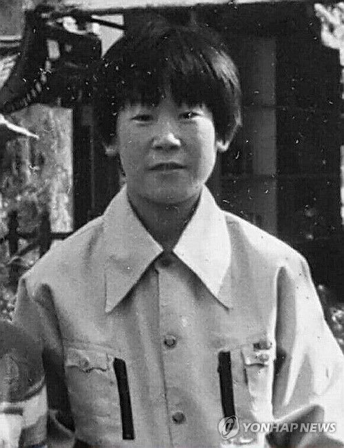 소년공 시절의 이재명 대선 후보사진은 1978년 야구 글로브 공장인 '대양실업' 소년공 시절의 더불어민주당 이재명 대선 후보 모습. [이재명 후보 측 제공. 재판매 및 DB 금지]