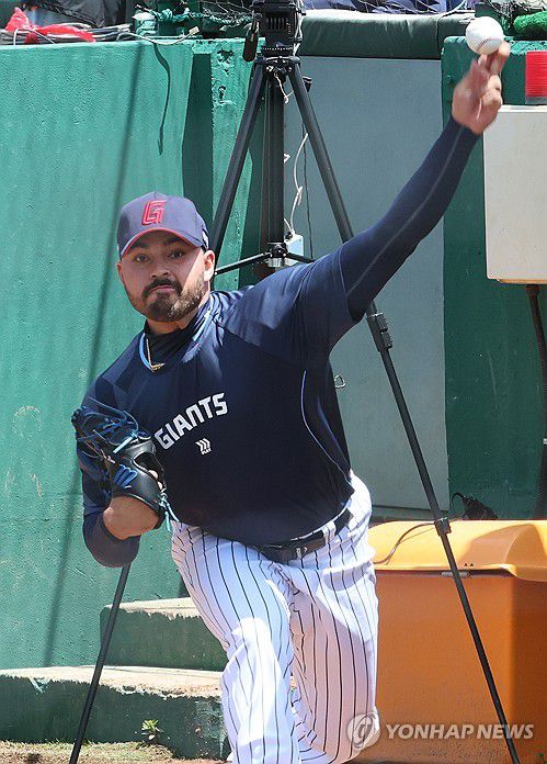 롯데 좌완 외국인 투수 감보아 불펜투구(부산=연합뉴스) 강선배 기자 = 18일 부산 사직야구장에서 프로야구 2025 신한 SOL 뱅크 KBO리그 삼성 라이온즈와 롯데 자이언츠의 경기를 앞두고 롯데의 새 강속구 좌완 외국인 투수 알렉 감보아가 불펜투구를 하고 있다. 2025.5.18 sbkang@yna.co.kr