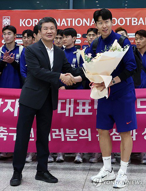 꽃다발 받는 손흥민(영종도=연합뉴스) 윤동진 기자 = 대한민국 축구 대표팀 주장 손흥민이 6일 인천국제공항을 통해 귀국, 정몽규 대한축구협회장으로부터 꽃다발을 받고 있다. 2025.6.6 mon@yna.co.kr