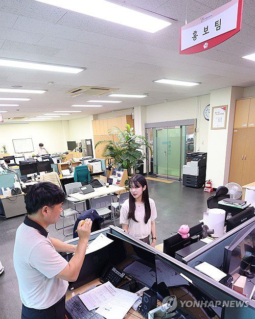 '진솔아! 나를 믿니?' 양산시 공무원(양산=연합뉴스) 김동민 기자 = 지난 5일 오후 경남 양산시청 소통담당관실에서 민홍식 홍보팀장과 하진솔 주무관이 대화하고 있다.          이들과 방용훈 주무관은 양산 시정을 알리기 위해 동영상을 제작하는 업무를 하고 있으며, 이들이 제작한 양산시 사회관계망서비스(SNS) 동영상 144개의 누적 조회수는 9천155만회를 넘겼다.      "진솔아 나를 믿니?"로 알려진 'Never Trust anybody' 제목의 인스타그램 릴스 영상은 제작 1년 만에 누적 조회수 1천355만회를 돌파했다. 2025.6.7 image@yna.co.kr