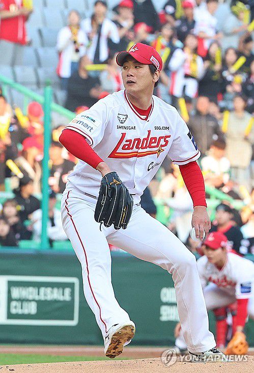 SSG 선발 투수 김광현(인천=연합뉴스) 임순석 기자 = 11일 인천 SSG랜더스필드에서 열린 프로야구 2025 신한 SOL 뱅크 KBO리그 KIA 타이거즈와 SSG 랜더스의 더블헤더 2차전. SSG 선발 투수 김광현이 역투하고 있다. 2025.5.11 soonseok02@yna.co.kr