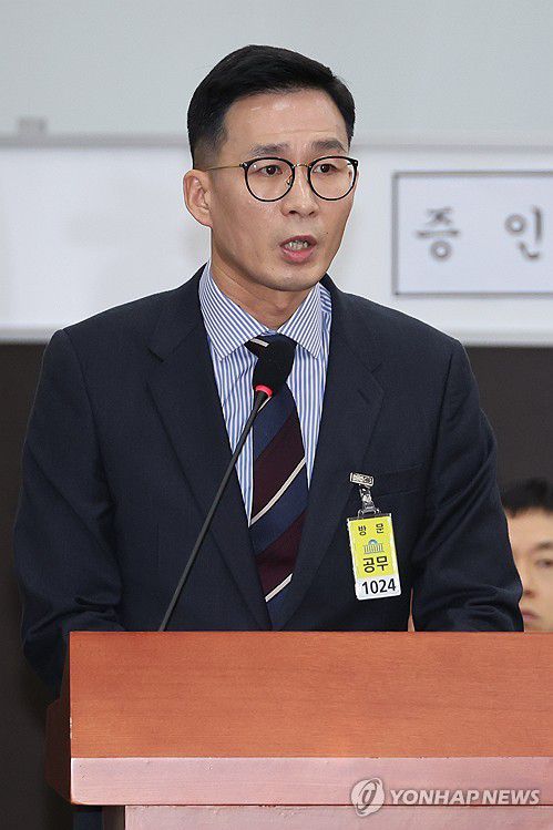 답변하는 김철진 군사보좌관(서울=연합뉴스) 김주성 기자 = 김철진 국방부 군사보좌관이 21일 국회에서 열린 '윤석열 정부의 비상계엄 선포를 통한 내란 혐의 진상규명 국정조사 특별위원회' 전체회의에서 위원 질의에 답하고 있다. 2025.2.21 utzza@yna.co.kr