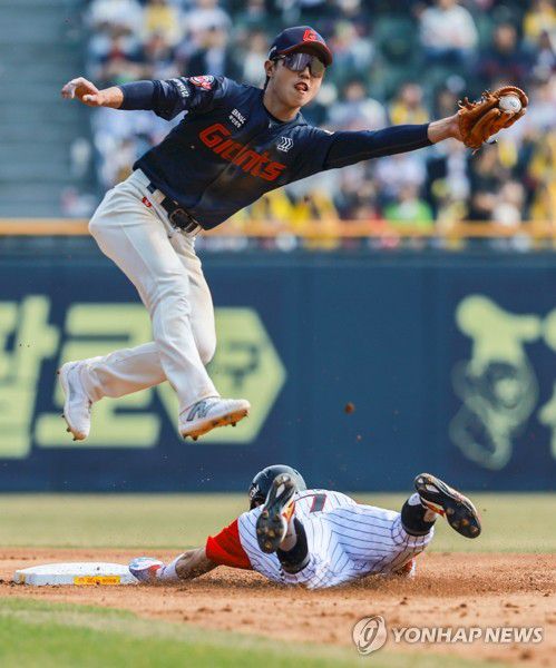 박해민 도루(서울=연합뉴스) 신현우 기자 = 23일 서울 잠실야구장에서 열린 프로야구 2025 신한 SOL 뱅크 KBO리그 롯데 자이언츠와 LG 트윈스의 경기.     4회말 2사 1루 LG 구본혁 타석 때 1루 주자 박해민이 도루하고 있다. 2025.3.23 nowwego@yna.co.kr