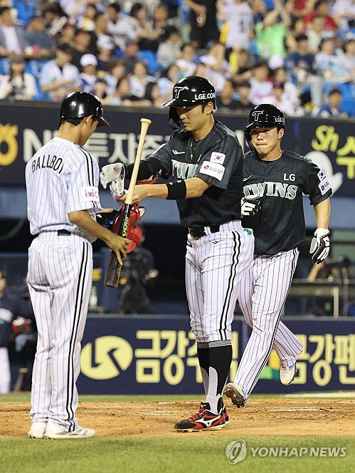 볼넷 출루와 홈인(서울=연합뉴스) 임화영 기자 = 18일 서울 잠실야구장에서 열린 프로야구 NC 다이노스와 LG 트윈스의 경기.     5회말 무사 만루 볼넷으로 출루하는 LG 박해민 뒤로 문성주가 홈인하고 있다. 2025.6.18 hwayoung7@yna.co.kr