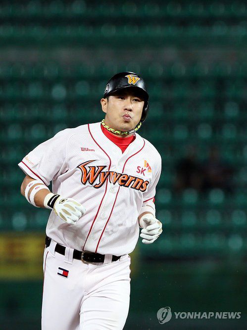 김강민 솔로 홈런(인천=연합뉴스) 윤태현 기자 = 24일 인천 문학구장에서 열린 프로야구 삼성 라이온즈와 SK 와이번스의 경기. 7회말 무사 상황에서 SK 김강민이 좌익수 뒤 홈런을 치고 베이스를 돌고 있다. 2013.9.24 tomatoyoon@yna.co.kr