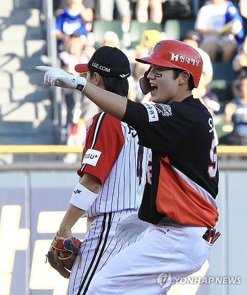 2루타 환호하는 오선우(서울=연합뉴스) 최재구 기자 = 29일 서울 잠실야구장에서 열린 프로야구 2025 신한 SOL 뱅크 KBO리그 KIA 타이거즈와 LG트윈스의 경기에서 6회 초 원아웃 주자 1, 3루 상황 KIA 오선우가 1타점 2루타를 날리고 환호하고 있다. 2025.6.29 jjaeck9@yna.co.kr