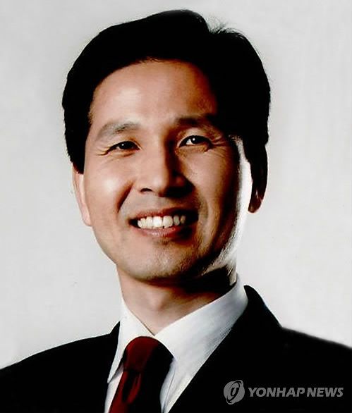 우제창 전 의원 '선거법 위반' 징역 1년 확정(서울=연합뉴스) 대법원 2부는 13일 공직선거법 위반 및 정치자금법 위반, 특정범죄 가중처벌법상 뇌물수수 혐의로 기소된 우제창 전 민주통합당 의원에게 징역 1년을 선고한 원심을 확정했다. 2014.2.13 photo@yna.co.kr