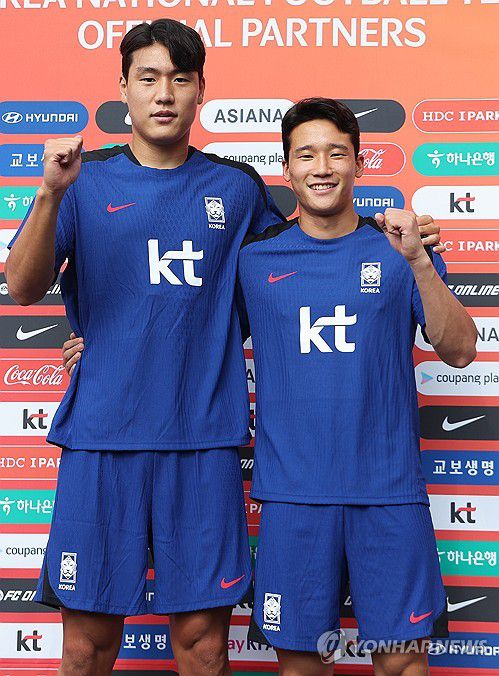 포즈 취한 이호재-이태석(성남=연합뉴스) 홍기원 기자 = 2025년 동아시아축구연맹(EAFF) E-1 챔피언십(동아시안컵)을 앞둔 축구 국가대표팀 이호재(왼쪽)와 이태석이 3일 경기도 성남시 중원구 성남종합운동장에서 포즈를 취하고 있다. 2025.7.3 xanadu@yna.co.kr