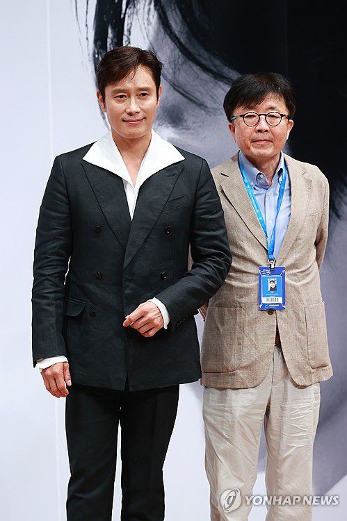 포즈 취하는 이병헌과 신철 집행위원장(부천=연합뉴스) 진연수 기자 = 배우 이병헌과 신철 집행위원장이 4일 오후 경기도 부천시 현대백화점 중동점에서 열린 제29회 부천국제판타스틱영화제 배우 특별전 '더 마스터: 이병헌' 기자회견에서 포즈를 취하고 있다. 2025.7.4 jin90@yna.co.kr