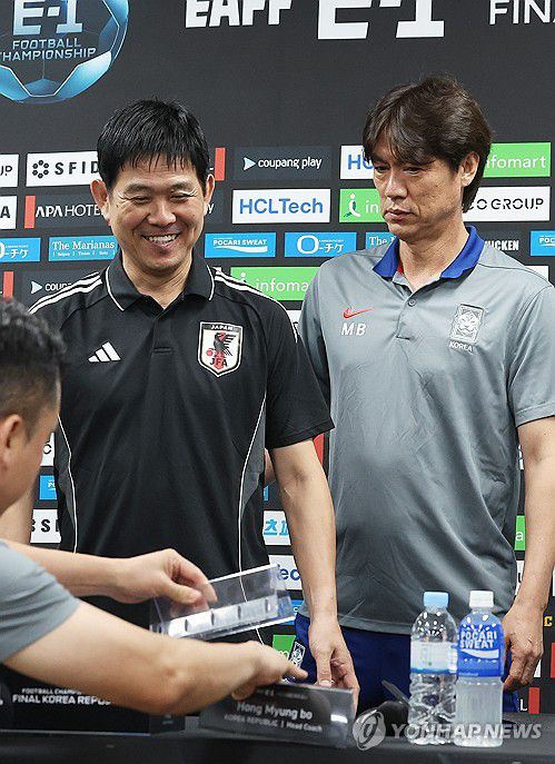 입장하는 홍명보 감독과 모리야스 감독(용인=연합뉴스) 홍기원 기자 = 6일 경기도 용인미르스타디움에서 열린 2025년 동아시아축구연맹(EAFF) E-1 챔피언십(동아시안컵) 공식 기자회견에서 한국 홍명보 감독과 일본 모리야스 감독이 입장하고 있다. 2025.7.6 xanadu@yna.co.kr