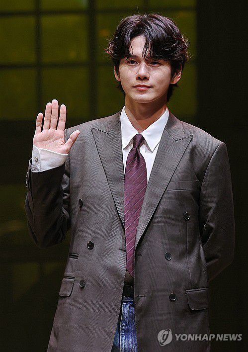 포즈 취하는 옹성우(서울=연합뉴스) 이재희 기자 = 배우 옹성우가 9일 서울 서초구 예술의전당 CJ토월극장에서 열린 연극 '셰익스피어 인 러브' 기자간담회에서 포즈를 취하고 있다. 2025.7.9 scape@yna.co.kr