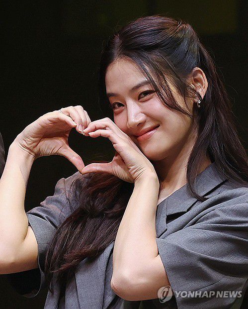 하트 만드는 박주현(서울=연합뉴스) 이재희 기자 = 배우 박주현이 9일 서울 서초구 예술의전당 CJ토월극장에서 열린 연극 '셰익스피어 인 러브' 기자간담회에서 포즈를 취하고 있다. 2025.7.9 scape@yna.co.kr