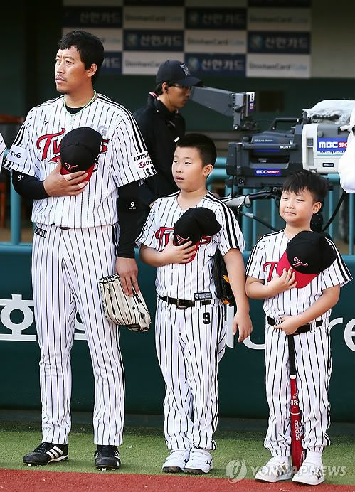 국민의례하는 세부자(서울=연합뉴스) 김도훈 기자 = 3일 오후 서울 잠실야구장에서 열린 2013 프로야구 LG트윈스 대 한화이글스 경기 시작에 앞서 LG 이병규와 시구, 시타를 위해 경기장을 찾은 그의 아들 승민(가운데)·승언 군이 국민의례를 하고 있다. 2013.10.3 superdoo82@yna.co.kr