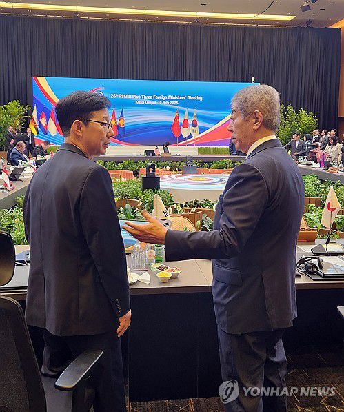 이와야 다케시 일본 외무상과 인사하는 박윤주 외교차관(쿠알라룸푸르=연합뉴스) 말레이시아 쿠알라룸푸르 컨벤션센터에서10일 열린 '아세안+3(한중일)' 외교장관회의에 참석한 박윤주 외교차관이 일본의 이와야 다케시 외무상과 인사하고 있다.   2025.7.10  [외교부 제공, 재판매 및 DB 금지] hapyry@yna.co.kr