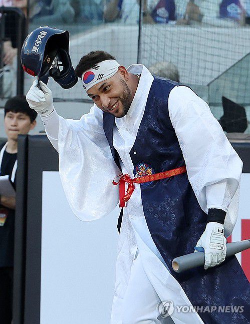 고운 한복 입고(대전=연합뉴스) 김준범 기자 = 12일 대전 한화생명 볼파크에서 열린 2025 신한 SOL뱅크 KBO 올스타전. 1회초 1사 때 드림 올스타 레이예스가 한복을 입고 타석에 들어서고 있다. 2025.7.12 psykims@yna.co.kr