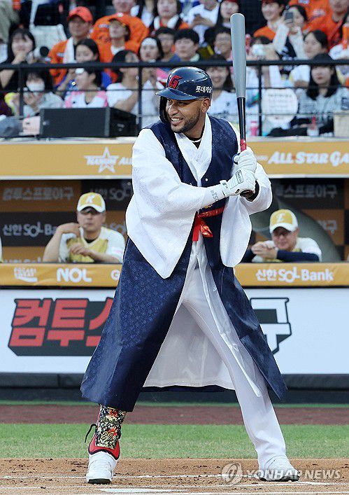 고운 한복 입고(대전=연합뉴스) 김준범 기자 = 12일 대전 한화생명 볼파크에서 열린 2025 신한 SOL뱅크 KBO 올스타전. 1회초 1사 때 드림 올스타 레이예스가 한복을 입고 타석에 들어서고 있다. 2025.7.12 psykims@yna.co.kr
