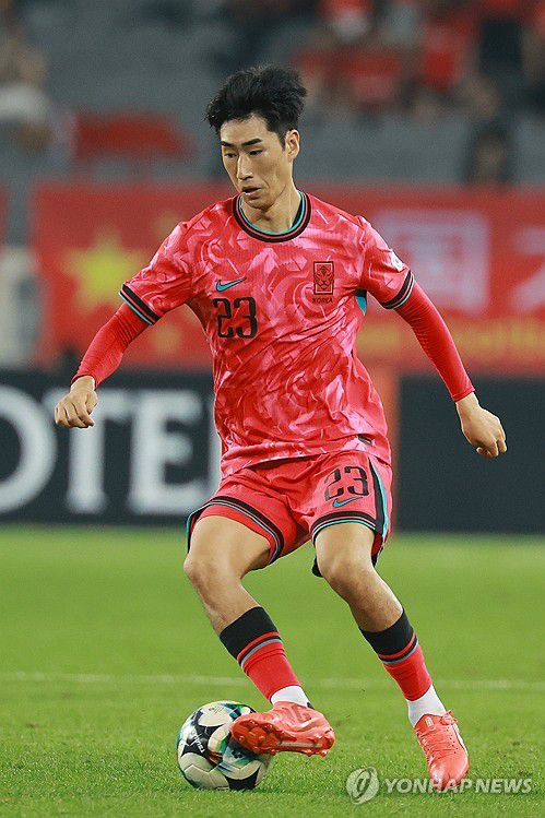 서민우 드리블(용인=연합뉴스) 신현우 기자 = 7일 경기도 용인미르스타디움에서 열린 2025년 동아시아축구연맹(EAFF) E-1 챔피언십(동아시안컵) 남자부 한국과 중국의 경기.     한국 서민우가 드리블하고 있다. 2025.7.7 nowwego@yna.co.kr