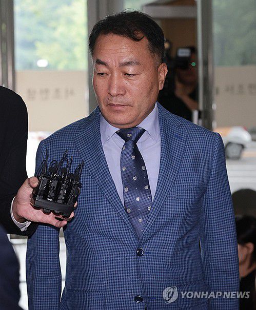 김계환 전 해병대 사령관, 특검 2차 소환 출석(서울=연합뉴스) 김인철 기자 = 김계환 전 해병대 사령관이 채상병 사건 수사방해 의혹 관련 2차 조사를 받기 위해 17일 서울 서초구 순직해병특검 사무실로 향하고 있다. 2025.7.17 yatoya@yna.co.kr