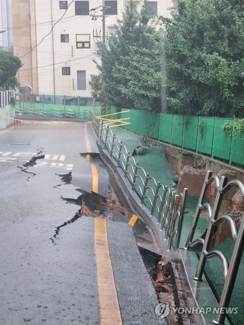 쩍쩍 갈라진 도로와 주저앉은 인도(광주=연합뉴스) 호우경보가 발효된 17일 광주 동구 계림동 한 도로와 인도가 집중호우에 폭삭 주저앉거나 갈라져 있다. 2025.7.17 [독자 제공. 재판매 및 DB 금지] in@yna.co.kr