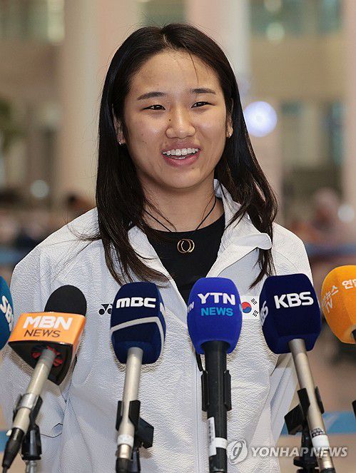 인도네시아오픈 우승 소감 밝히는 안세영(영종도=연합뉴스) 김인철 기자 = 세계배드민턴연맹(BWF) 월드투어 슈퍼 1000 인도네시아오픈 여자 단식 결승에서 우승을 차지한 안세영이 9일 인천국제공항 제2여객터미널로 귀국한 뒤 인터뷰를 하고 있다. 2025.6.9 yatoya@yna.co.kr