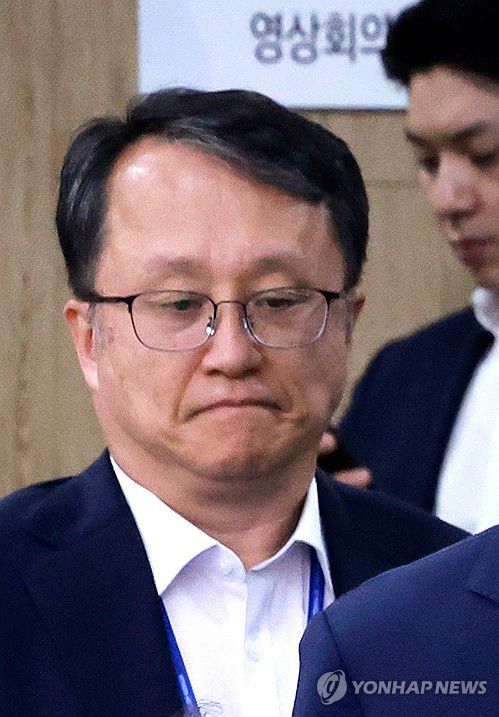 강준욱 대통령실 국민통합비서관 자진 사퇴(서울=연합뉴스) 홍해인 기자 = 대통령실은 비상계엄을 옹호하는 내용의 책을 대선 직전 출간한 것 등으로  논란이 불거지진 강준욱 대통령실 국민통합비서관이 22일 자진 사퇴했다고 강유정 대변인 브리핑을 통해 밝혔다. 사진은 지난 17일 서울 용산 대통령실 청사에서 열린 대통령 수석·보좌관 회의에 참석한 강 비서관. 2025.7.22 hihong@yna.co.kr