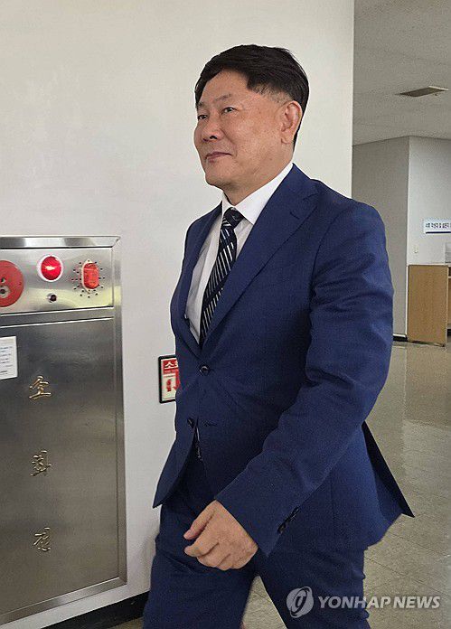 법정 향하는 김정규 타이어뱅크 회장(대전=연합뉴스) 김소연 기자 = 대리점 명의를 위장해 수십억원을 탈세한 혐의로 2심에서 실형을 선고받은 김정규 타이어뱅크 회장이 23일 선고 전 대전고등법원 법정으로 향하고 있다. 2025.7.23 soyun@yna.co.kr