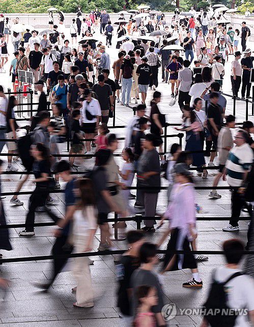 지난달 국립중앙박물관 관람객 70만명 육박(서울=연합뉴스) 윤동진 기자 = 1일 서울 국립중앙박물관을 찾은 시민들이 입장을 위해 줄을 서 있다. 이날 국립중앙박물관에 따르면 올해 7월 1일부터 30일까지 국립중앙박물관을 찾은 관람객 수는 총 69만4천552명이다. 지난해 같은 기간 관람객(33만8천868명)의 배를 넘는 수치다. 2025.8.1 mon@yna.co.kr