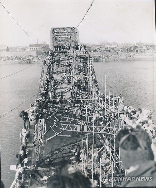 한국전쟁 중 파괴된 대동강 철교(1950년 12월)[국가기록원 제공. 재판매 및 DB 금지]