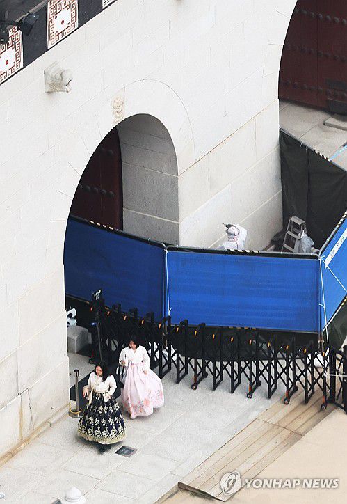 경복궁에 또 낙서 테러, 낙서 지우는 관계자들(서울=연합뉴스) 이정훈 기자 = 국립고궁박물관 유물과학과 관계자들이 11일 서울 경복궁 광화문 석축에 남은 낙서를 제거하고 있다.     국가유산청은 이날 오전 광화문 석축에 낙서를 한 79세 남성을 현장에서 확인해 경찰에 인계했다. 2025.8.11 uwg806@yna.co.kr