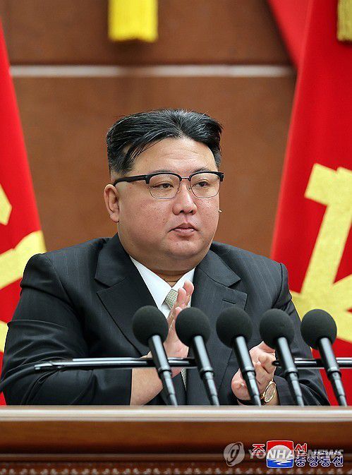 김정은 국무위원장(평양 조선중앙통신=연합뉴스) 김정은 국무위원장은 2023년 12월 27일 당중앙위원회 본부 청사에서 소집된 제8기 제9차 전원회의에 참석해 보고를 받고 있다. 2023.12.27      [국내에서만 사용가능. 재배포 금지. For Use Only in the Republic of Korea. No Redistribution]   nkphoto@yna.co.kr