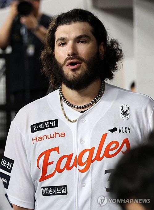 김경문 감독과 폰세의 격려(대전=연합뉴스) 김준범 기자 = 12일 대전 한화생명 볼파크에서 열린 프로야구 롯데 자이언츠와 한화 이글스의 경기. 최소 경기 200탈삼진 기록을 세운 한화 폰세가 7회초까지 무실점으로 호투 후 김경문 감독과 기쁨을 나누고 있다. 2025.8.12 psykims@yna.co.kr