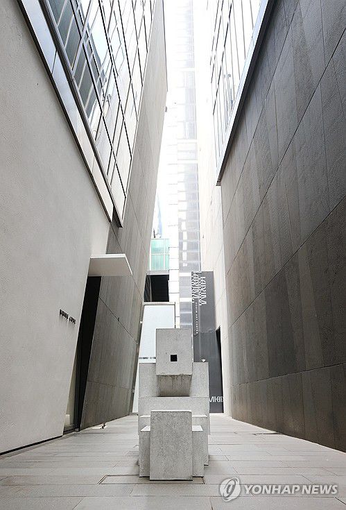 빌딩 사이에 설치된 앤서니 곰리의 작품(서울=연합뉴스) 이재희 기자 = 29일 서울 강남구 화이트큐브서울 외부에 영국 조각가 앤서니 곰리의 작품이 전시돼 있다. 화이트 큐브 서울과 타데우스 로팍 서울은 앤서니 곰리의 개인전 '불가분적 관계'를 공동 기획해 오는 9월 2일부터 각 갤러리에서 선보인다. 2025.8.29 scape@yna.co.kr