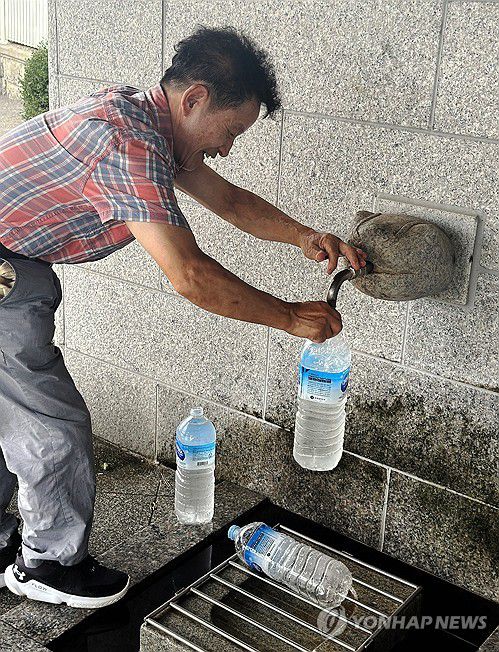 '절수' 위해 물 받아 가요(강릉=연합뉴스) 강태현 기자 = 지난 30일 강원 강릉시 대관령샘터에서 시민이 물통에 식수를 받고 있다. 롯데칠성음료에서 운영하는 대관령샘터는 대관령 지하 암반수를 취수해 수처리 과정을 거쳐 시민에게 식수를 제공하고 있다.     농촌용수종합정보시스템에 따르면 가뭄으로 강릉지역 87%의 생활용수를 공급하는 상수원 오봉저수지의 저수율이 지난 30일 기준 15.3%(평년 72%)로 뚝 떨어져 역대 최저치를 기록했다. 2025.8.31 taetae@yna.co.kr