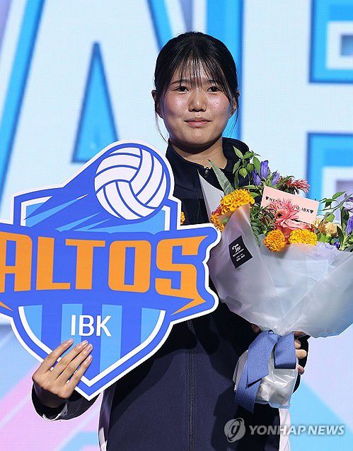 1라운드 3순위 IBK기업은행 지명받은 하예지(서울=연합뉴스) 류영석 기자 = 5일 서울 강서구 메이필드 호텔에서 열린 2025-2026 KOVO 여자 신인선수 드래프트에서 IBK기업은행에 1라운드 3순위로 지명을 받은 선명여고 하예지가 기념 촬영을 하고 있다. 2025.9.5 ondol@yna.co.kr