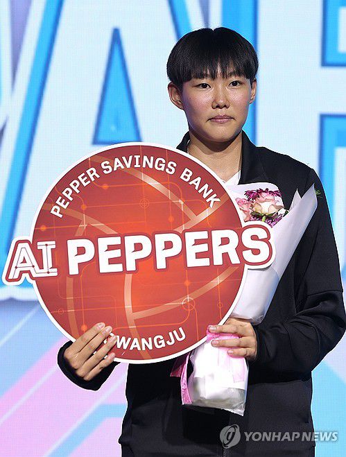 1라운드 2순위 페퍼저축은행 지명받은 김서영(서울=연합뉴스) 류영석 기자 = 5일 서울 강서구 메이필드 호텔에서 열린 2025-2026 KOVO 여자 신인선수 드래프트에서 페퍼저축은행에 1라운드 2순위로 지명을 받은 세화여고 김서영이 기념촬영을 하고 있다. 2025.9.5 ondol@yna.co.kr