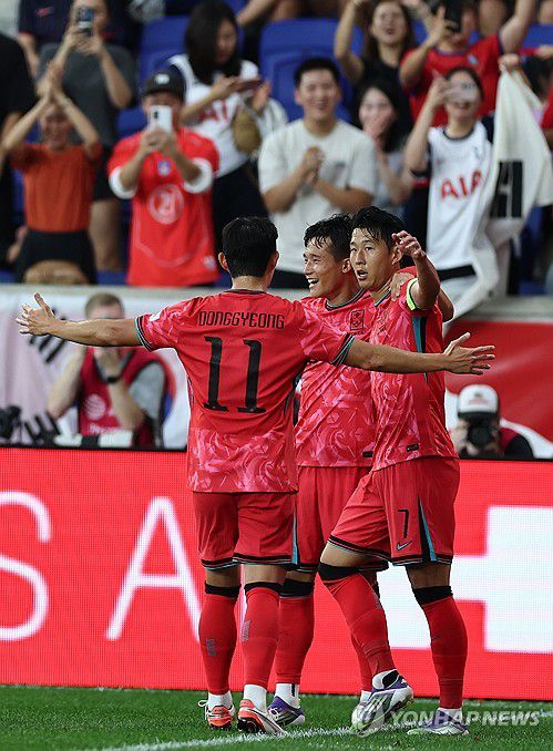 골 넣은 손흥민(해리슨[미국 뉴저지주]=연합뉴스) 윤동진 기자 = 6일(현지시간) 미국 뉴저지주 해리슨 스포츠일러스트레이티드 스타디움에서 열린 한국 대 미국 친선경기에서 한국 손흥민이 골을 넣은 후 기뻐하고 있다. 2025.9.7 mon@yna.co.kr