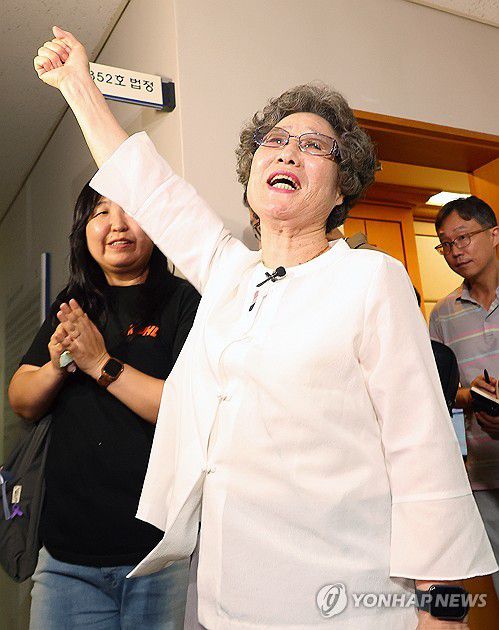 61년만에 재심서 무죄 구형 받은 최말자씨(부산=연합뉴스) 손형주 기자 = 61년 전 자신을 성폭행하려던 남성의 혀를 깨물어 중상해 혐의 유죄 판결을 받았던 최말자(78)씨가 23일 부산지법에서 열린 재심 첫 공판을 마치고 법정을 나서며 손을 치켜 들며 "이겼습니다"를 외치고 있다. 이날 검찰은 "정당방위가 인정된다"며 무죄를 구형했다. 2025.7.23 handbrother@yna.co.kr