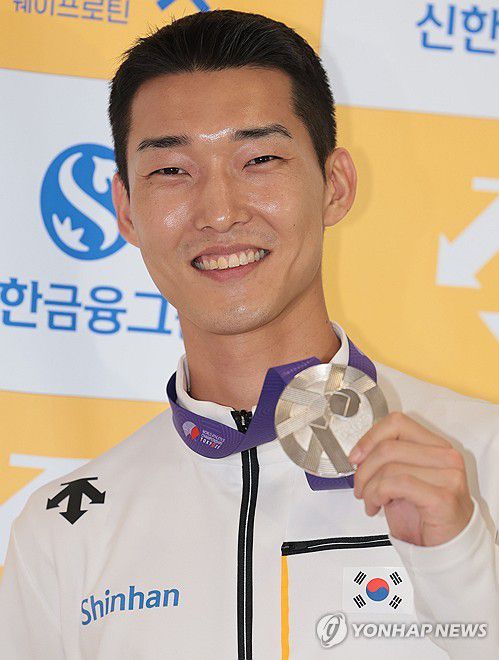 '스마일 점퍼' 우상혁, 세계육상선수권 은메달 획득(서울=연합뉴스) 김인철 기자 = 2025 도쿄 세계육상선수권대회 남자 높이뛰기 결선에서 은메달을 획득한 우상혁이 18일 서울 강서구 김포국제공항으로 귀국한 뒤 메달을 들어보이며 환하게 웃고 있다. 2025.9.18 yatoya@yna.co.kr