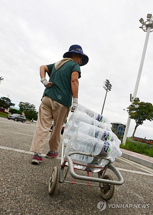 생수 받아 가는 강릉시민[연합뉴스 자료사진]