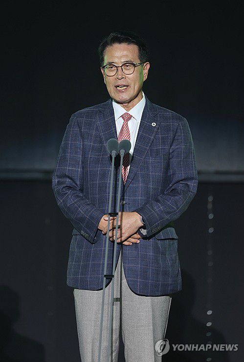 인사말 하는 울산울주세계산악영화제 이순걸 이사장(울산=연합뉴스) 김용태 기자 = 27일 오후 울산시 울주군 영남알프스 복합웰컴센터에서 열린 '제9회 울산울주세계산악영화제' 개막식에서 영화제 이사장인 이순걸 울주군수가 인사말을 하고 있다. 2024.9.27 yongtae@yna.co.kr