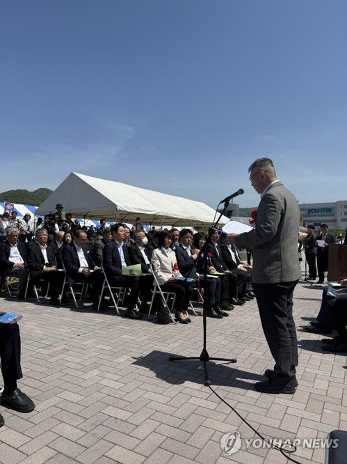 인사말 하는 이은석 국립해양유산연구소장(서울=연합뉴스) 5일 일본 히로시마현 구레(吳)에서 열린 조선통신사선 재현선 입항 환영 행사에서 이은석 국립해양유산연구소장이 인사말을 하고 있다．　　     국립해양유산연구소는 과거 조선통신사가 오가던 뱃길을 재현해 올해 오사카까지 항해할 예정이다. 2025.5.5 [국립해양유산연구소 제공. 재판매 및 DB 금지] photo@yna.co.kr