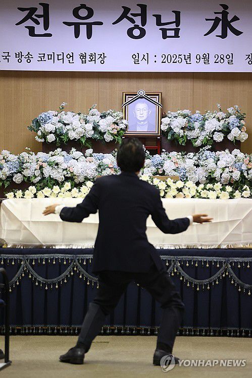 '코미디 대부 전유성 영결식'(서울=연합뉴스) 강민지 기자 = 28일 서울 송파구 서울아산병원 장례식장에서 엄수된 개그맨 전유성의 영결식에서 개그맨 김정렬이 퍼포먼스를 하고 있다. 2025.9.28 mjkang@yna.co.kr