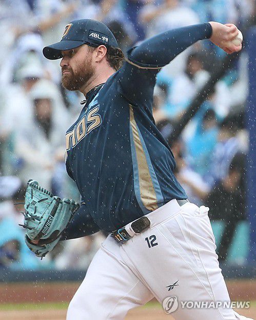 역투하는 로건(대구=연합뉴스) 김현태 기자 = 7일 대구 삼성라이온즈파크에서 열린 2025 KBO 포스트시즌 와일드카드 2차전 삼성 라이온즈와 NC 다이노스의 경기. NC 선발투수 로건이 1회 말 역투하고 있다. 2025.10.7 mtkht@yna.co.kr